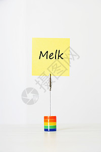 用荷兰文“Melk”(牛奶)剪贴到多色卡持有人的粘贴纸纸背景图片