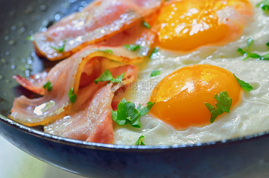 煎锅里炸鸡蛋和熏培根润滑脂早餐平底锅青菜美食蔬菜午餐用具面包火腿图片