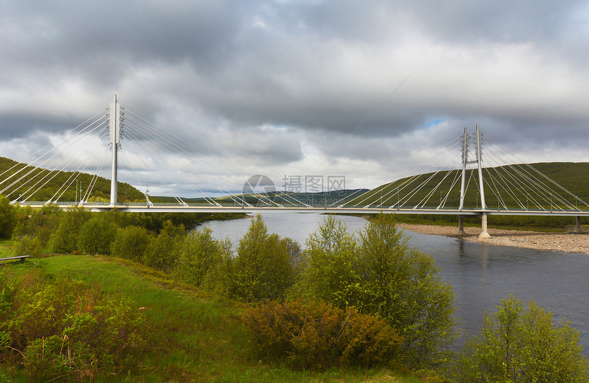 芬兰和挪威之间的Utsjoki吊桥图片