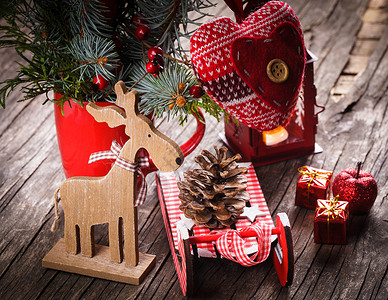 圣诞节装饰松树木头桌子烛光雪橇蜡烛红色盒子礼物烛台玩具高清图片素材