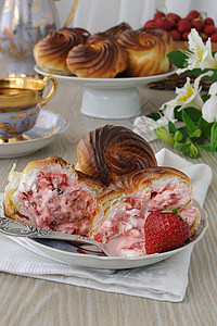 草莓闪电泡芙含有草莓奶油填充剂的花环背景