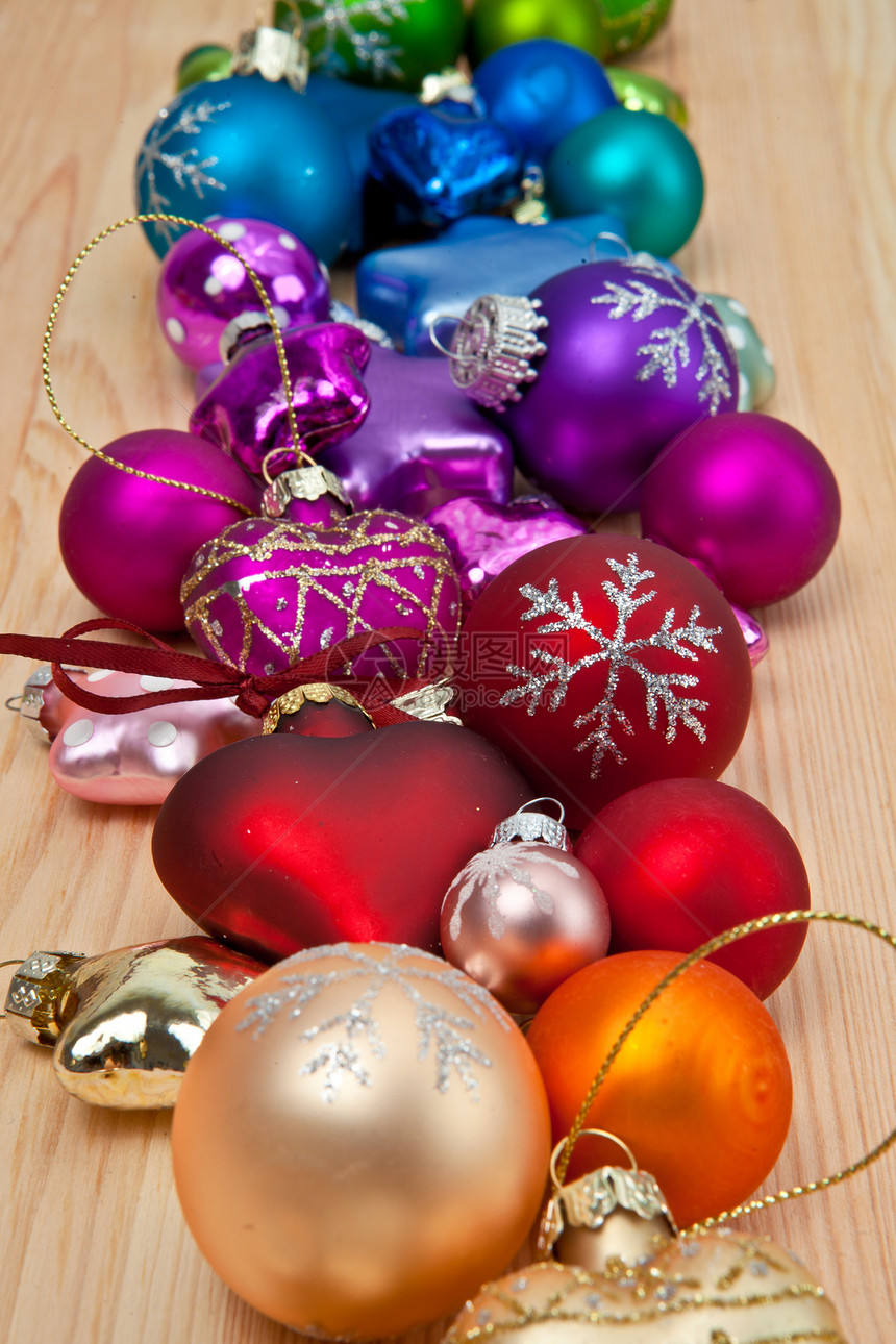 丰富多彩的圣诞露珠黄色时候紫色星形红色心形水平丝带乡村小玩意儿图片
