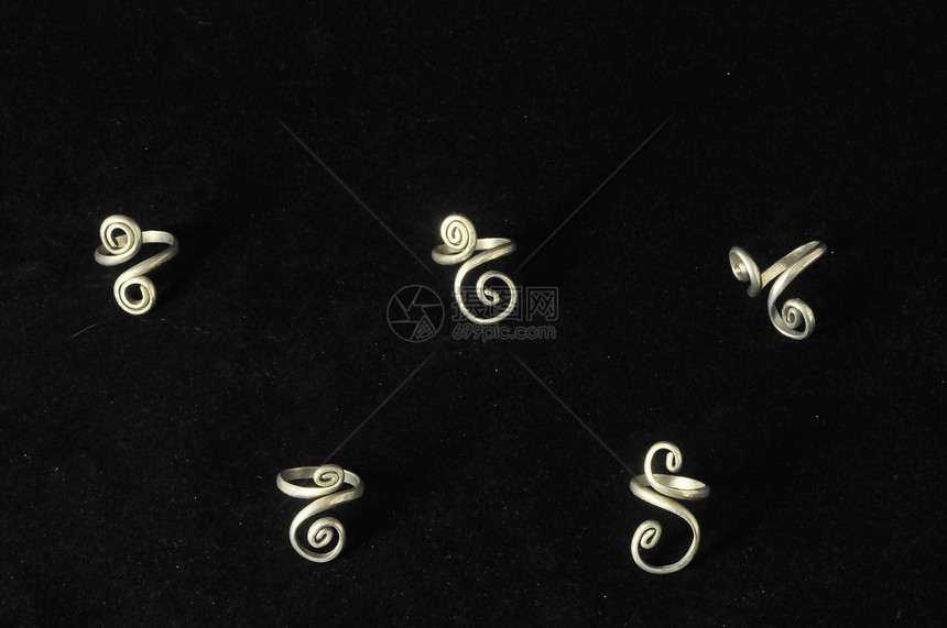 手工制作的银珠宝黑色收藏耳环工匠手镯羊驼工艺金属宝石项链图片
