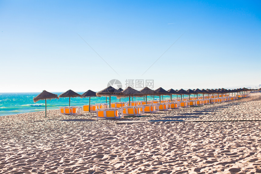 清空海滩 葡萄牙海岸有封闭的雨伞图片
