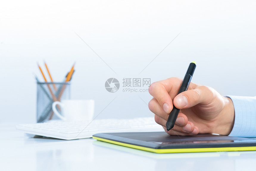 在平板上绘制图表的设计手图技术屏幕桌子职业手臂办公室女士插画家外设木板图片
