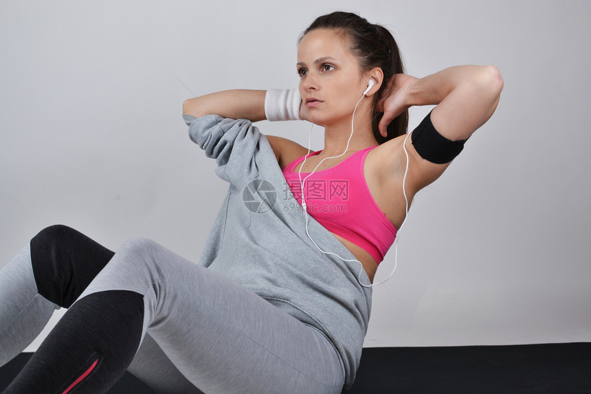 美丽的健身女子女性仰卧起坐运动员活力运动装女孩腹肌女士运动训练图片
