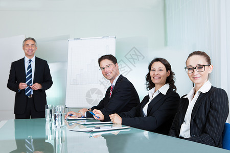 商业小组举行会议的工商小组成人男人合作桌子职业快乐就业同事领导工人办公室高清图片素材