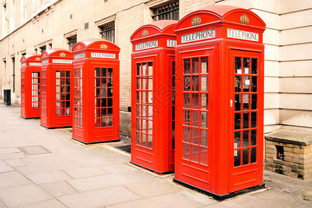 伦敦红色电话盒生活电话文化摊位城市街道花园英语旅游旅行背景图片
