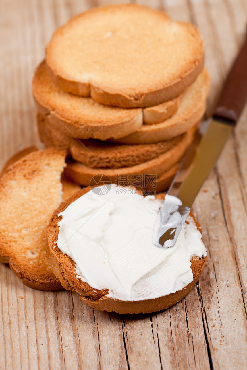 配奶油奶酪和刀的零食饼干小吃点心白色面包香葱美食蛋糕木头小麦产品图片
