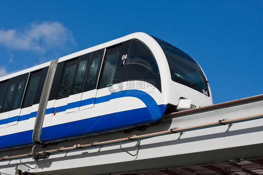 单轨列车蓝色建筑学运动铁路乘客民众车辆旅行过境天空图片