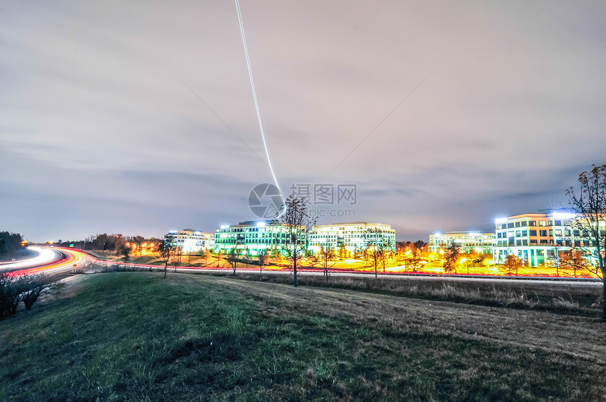 晚夜高速公路和空中交通建筑物边界机场线条银行城市飞机旅行月亮国际图片