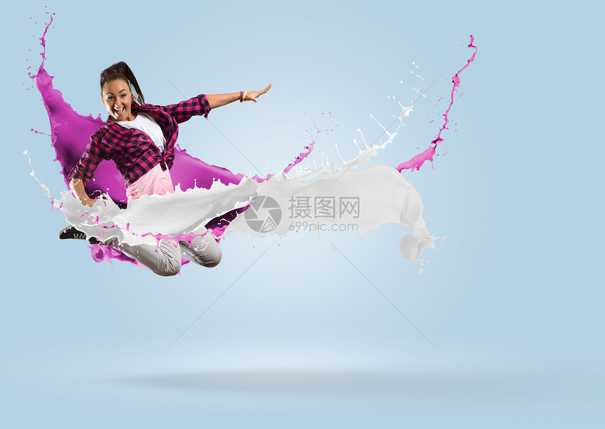 年轻女舞女舞蹈者随涂料喷洒跳跃液体舞蹈艺术成人女性艺术家身体街道牛仔裤演员图片