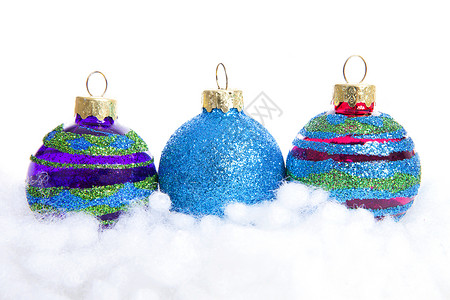 白色背景上的多彩闪亮的圣诞球蓝色火花紫色季节性传统绿色背景图片