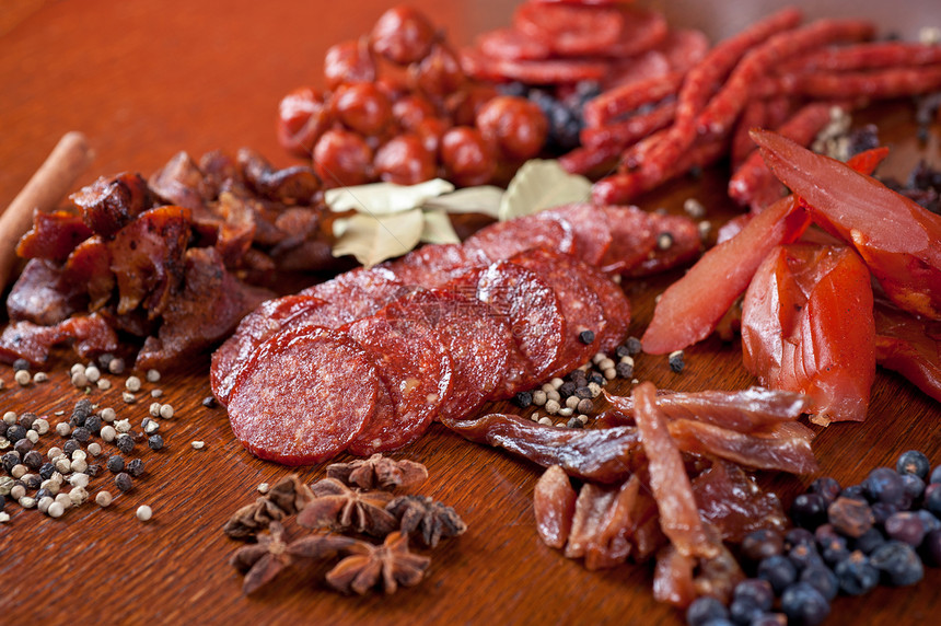 肉类和香肠食物沙拉香菜胡椒桌子猪肉炙烤木板木头治愈图片