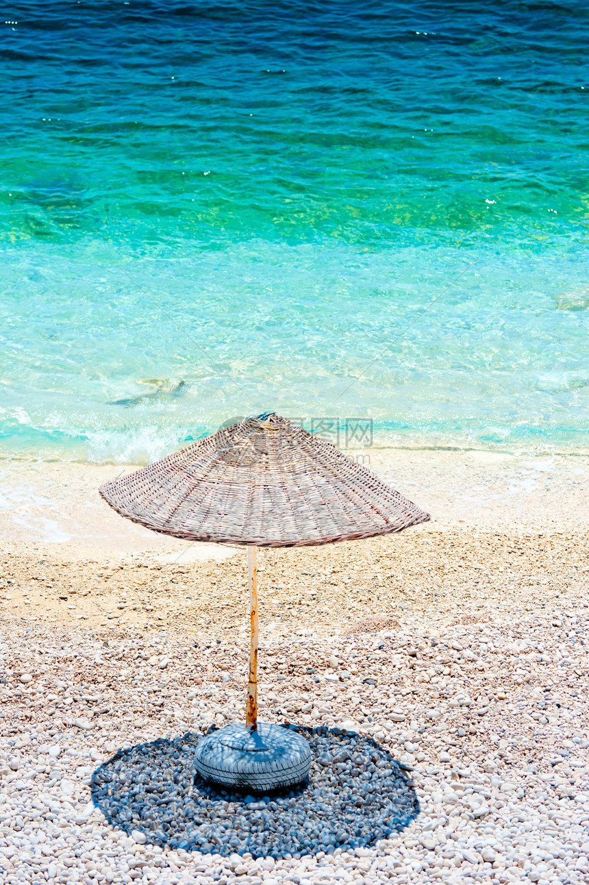 孤单的海滩雨伞笼罩着阴影图片
