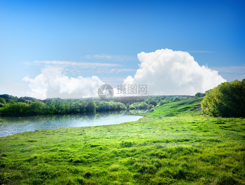 河流和田地色彩蓝色反射风光池塘天空生长爬坡道牧场太阳图片