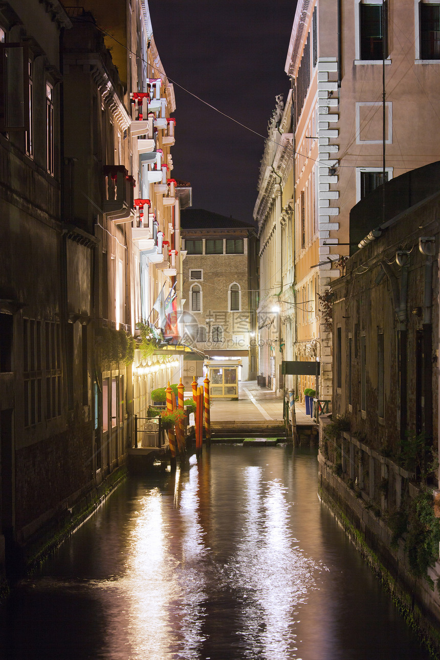 夜里威尼斯吸引力建筑游客景观城市反射街道地标旅游旅行图片