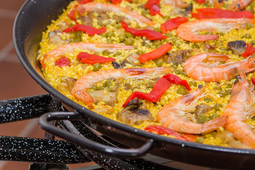 传统的西班牙烤肉锅里煮熟的盘子蔬菜对虾食物平底锅美食海鲜藏红花猪肉香料图片