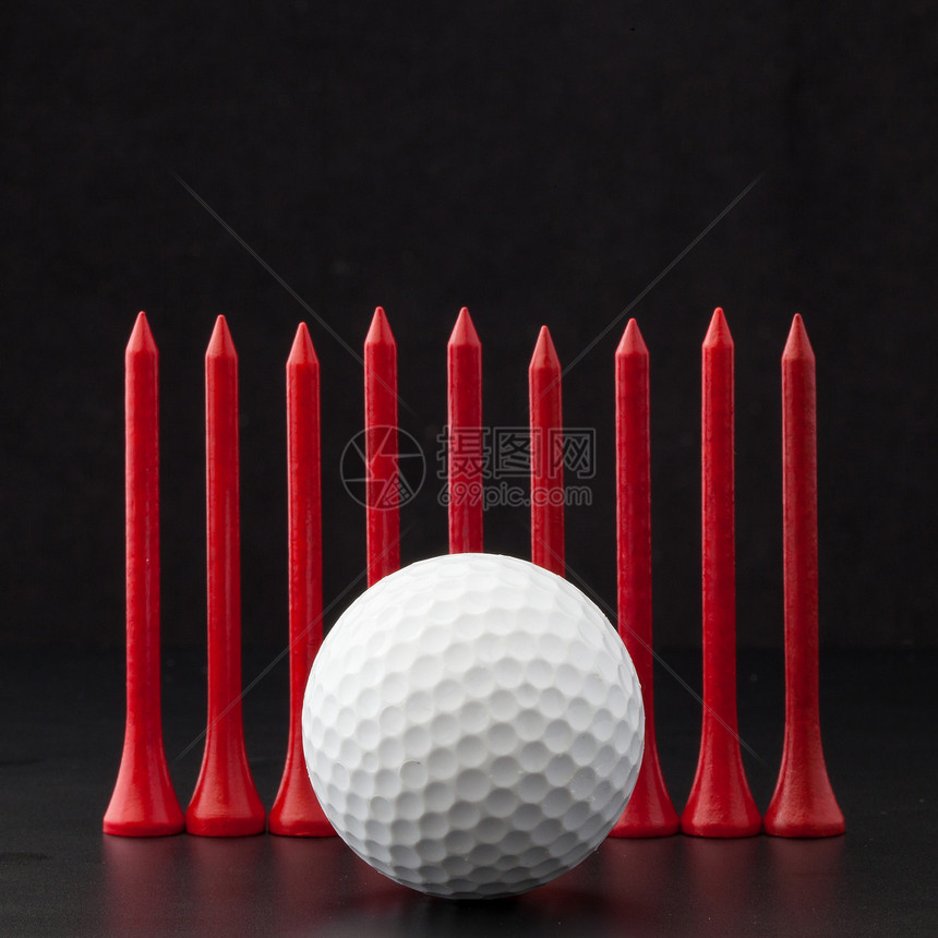 黑色背景的高尔夫球红色白色运动木头材料桌子球座圆圈图片