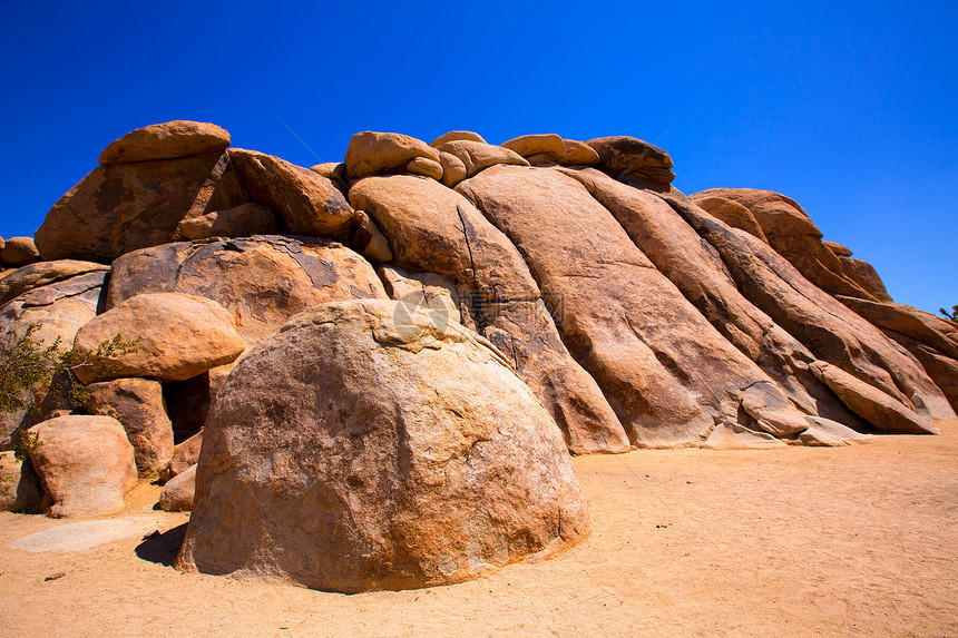 加利福尼亚州乔舒亚树国家公园的岩石峡谷编队沙漠公园土地蓝色国家天空石头土壤图片