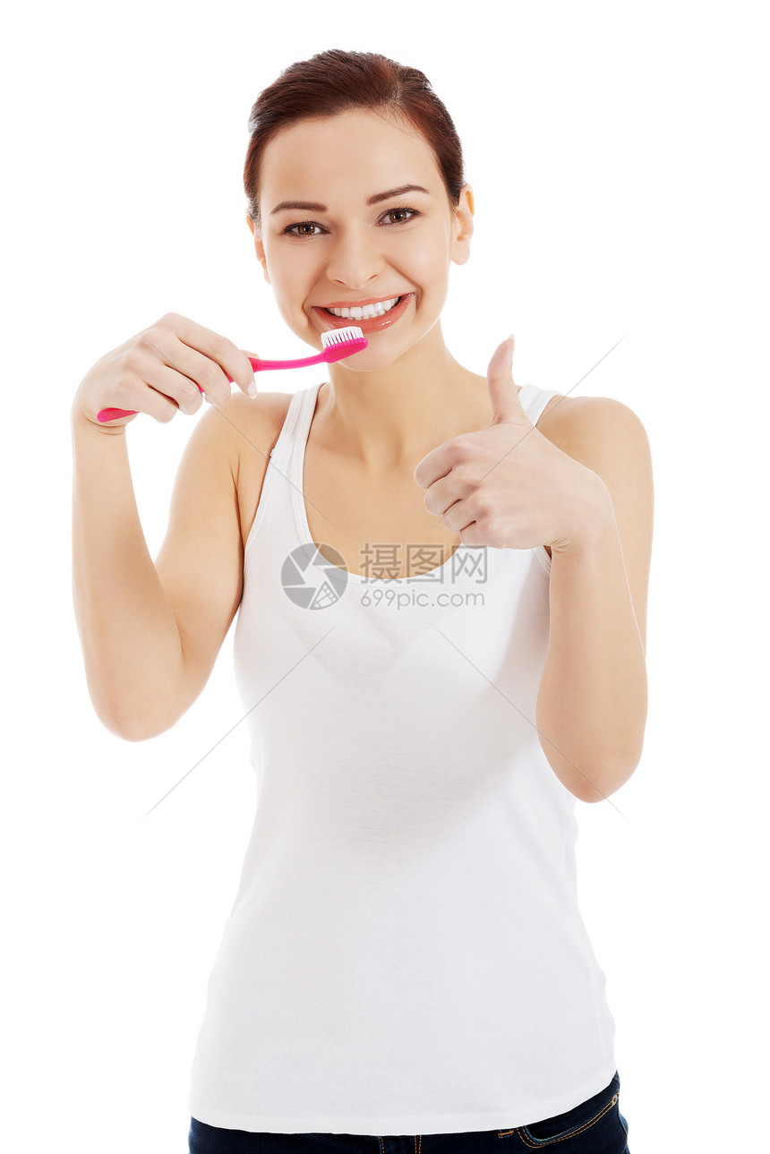 白顶的漂亮女人在刷牙牙齿微笑牙刷牙医牙科治疗浴室情绪刷子保健图片