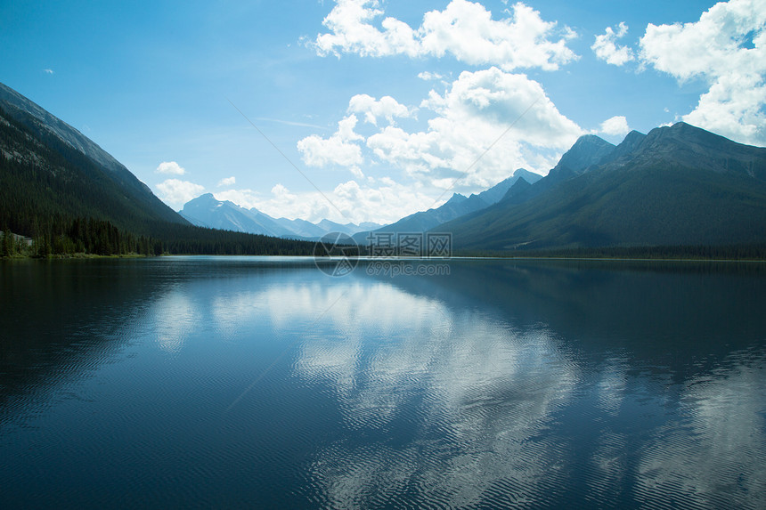 湖边和山上风景反射池塘石头季节支撑蓝色假期天空山脉旅游图片