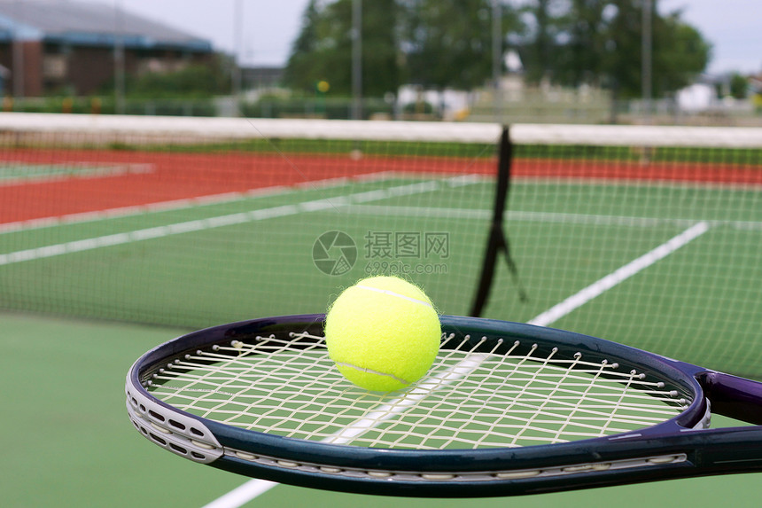 网球和球在球场上图片