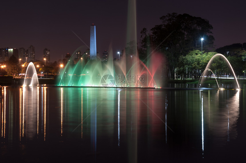 Ibirapuera公园 巴西Sao Paulo地标方尖碑建筑学建筑生态圣诞彩灯城市反光效果图片