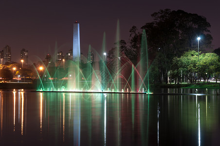 灯光喷泉Ibirapuera公园 巴西Sao Paulo地标效果圣诞射流建筑旅行反光方尖碑城市灯光背景