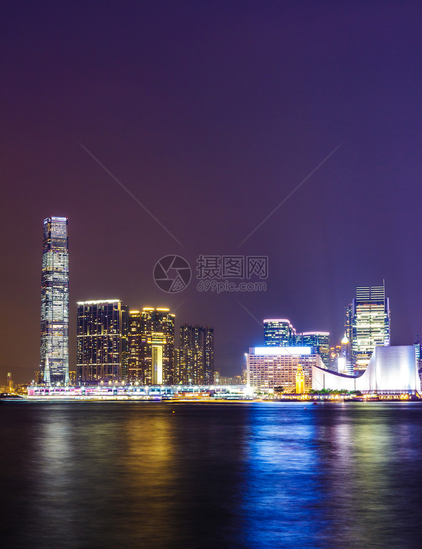 晚上在香港九龙市中心商业城市经济办公室风景景观摩天大楼地标金融图片