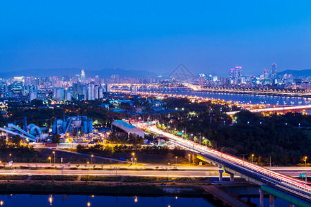 首尔市夜间市中心通道建筑踪迹景观天空公司商业场景金融背景图片