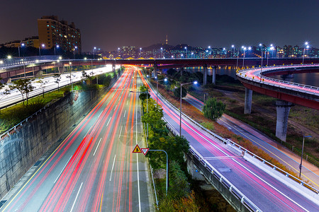 首首尔市夜间交通繁忙城市市中心踪迹日落公司风景商业大厅景观场景背景图片