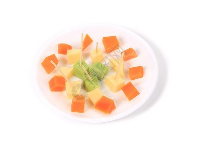 各种奶酪在盘子上白色木头美食模具早餐蓝色食物大理石小吃背景图片