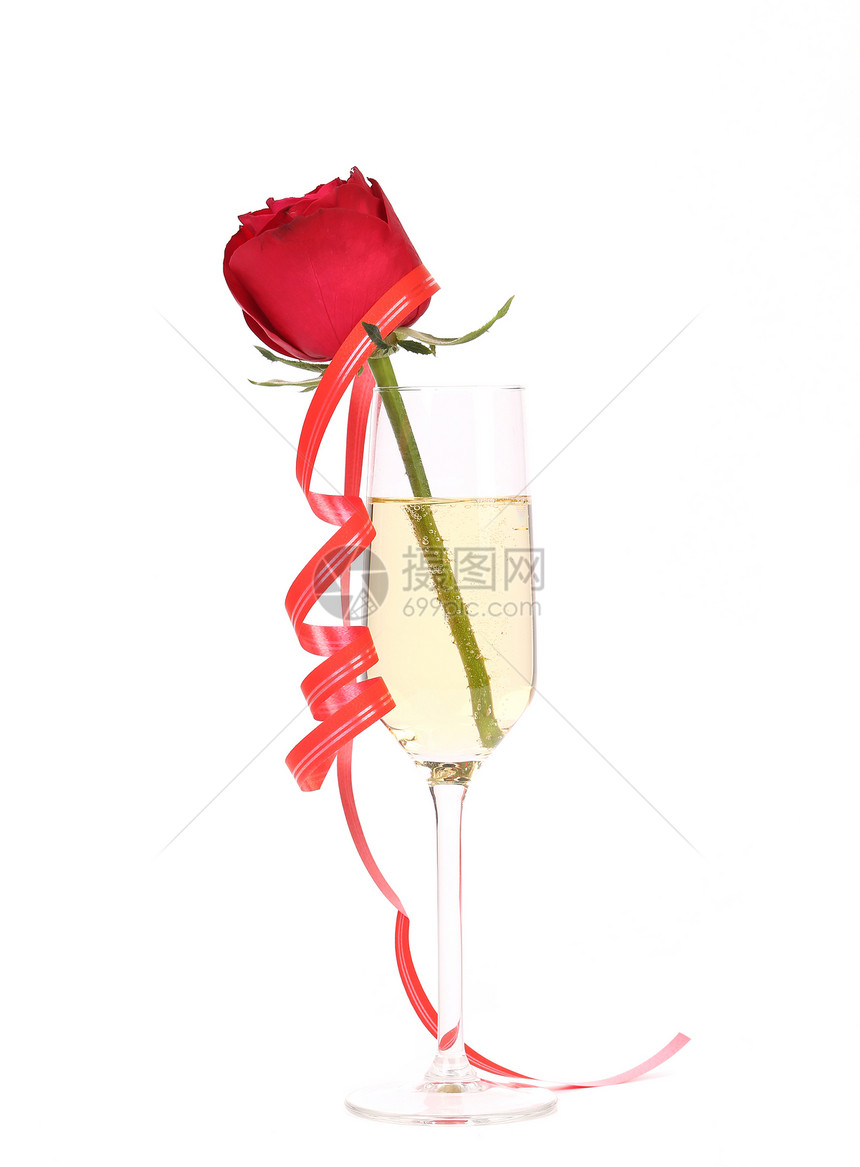 玫瑰在香槟和溪流的玻璃杯图片