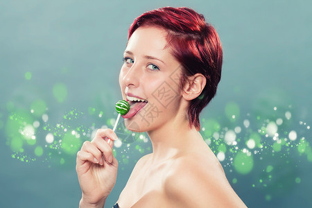 舔棒棒糖绿色吮吸女性成人食物糖果背景女孩金发女郎笨蛋背景图片