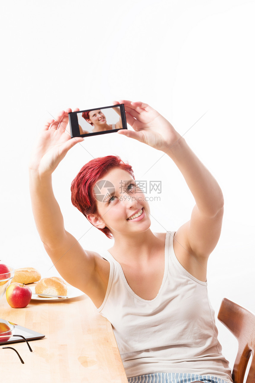 女人用她的智能手机自画肖像图片