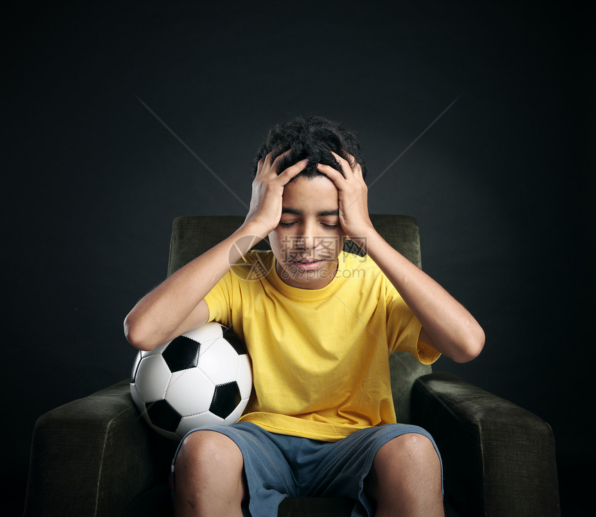 足球失败种族水平概念性孩子青年扇子坏消息悲伤锦标赛运动图片