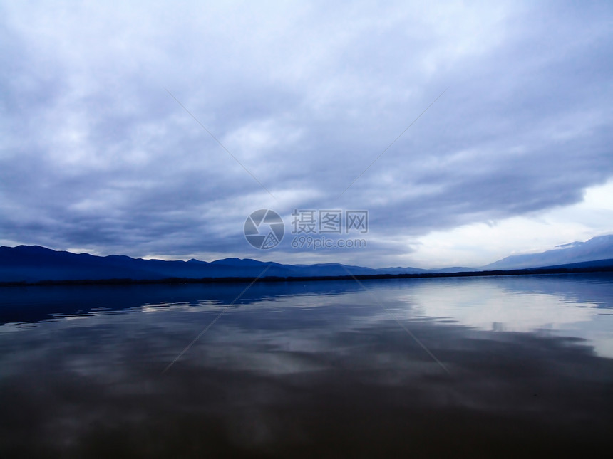 克尔基尼湖上的暴云海岸场景戏剧性风景气象海浪阳光海洋天堂反射图片