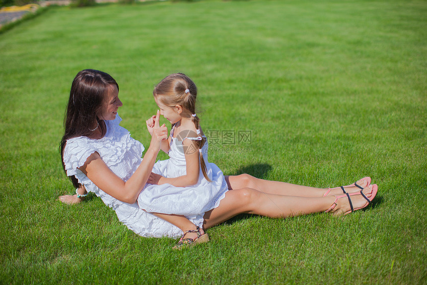 小女孩和年轻妈妈在院子里玩得开心女性场地孩子母亲晴天压痛投标草地幸福微笑图片
