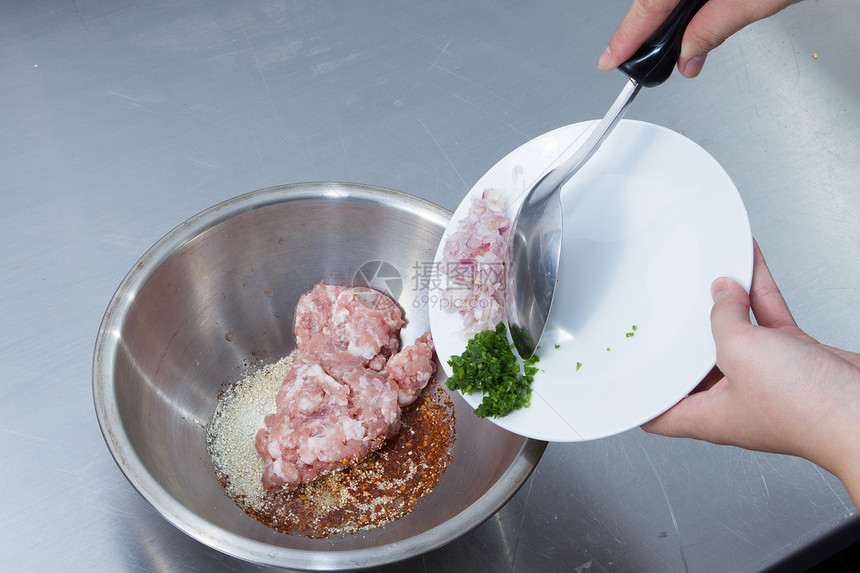 辣肉猪肉方块杂货店食谱收藏菜单食物草本植物菠菜沙拉树叶肌肉图片