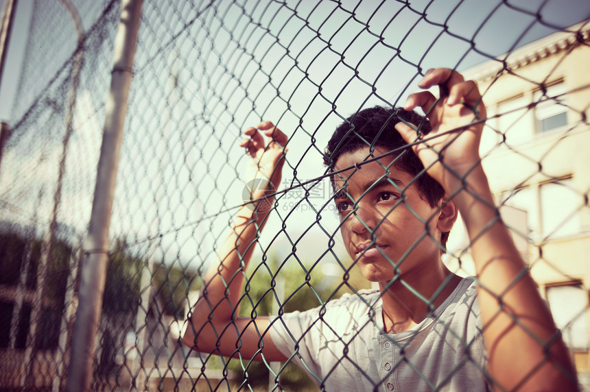 年轻男孩的肖像青年文化围栏栅栏种族男生青少年水平愿望孩子图片