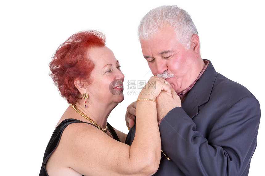 高年男子亲吻其妻子之手或许是其周年纪念日图片