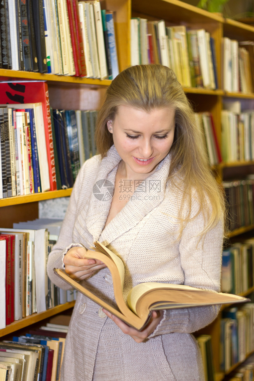 在旧图书馆的书架站立的学生学习文学货架女孩老师阅读女性女士架子微笑图片