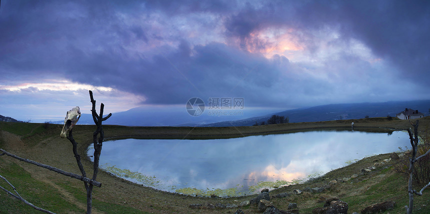 山地上的马地质学闲暇场景地标墙纸宽慰环境旅游阳光天空图片