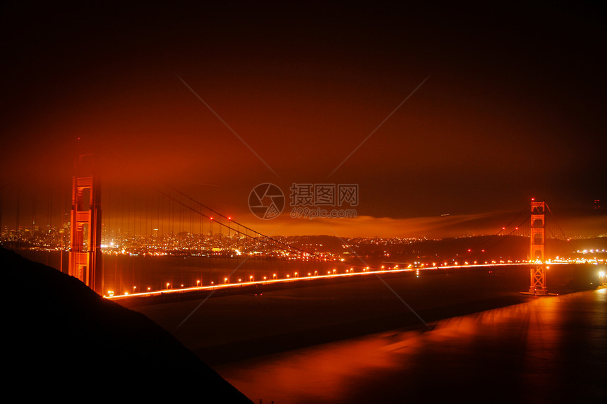 夜间金门大桥辉光天空线条城市旅行场景地标全景薄雾橙子图片