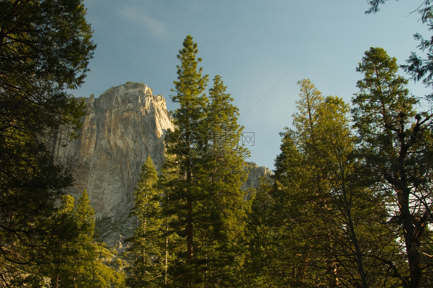 落岩山目的地阳光山谷场景水平岩石旅游森林摄影悬崖图片