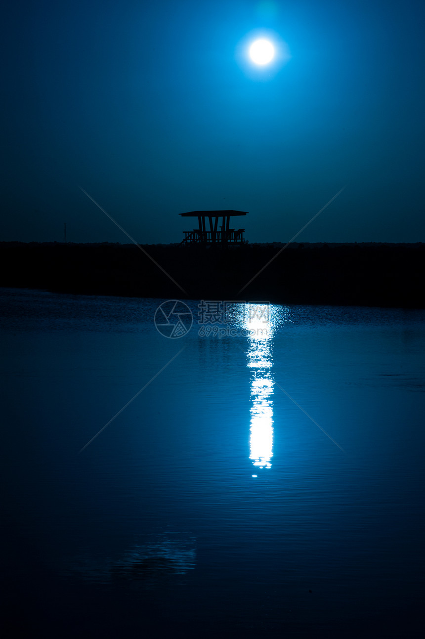 夜间看望塔守望台建筑风景反射结构蓝色海洋摄影月亮场景图片