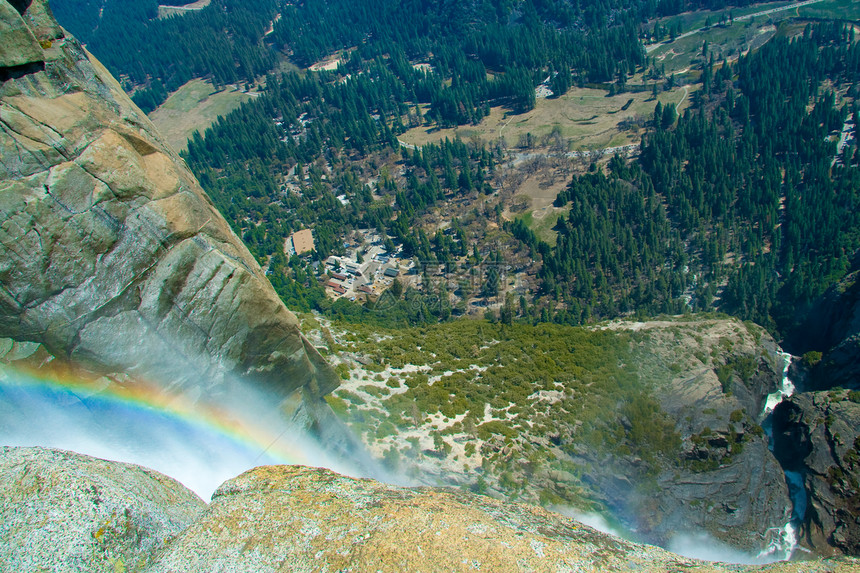 约塞米特瀑布公园风景山腰彩虹森林岩石瀑布国家树木林业图片