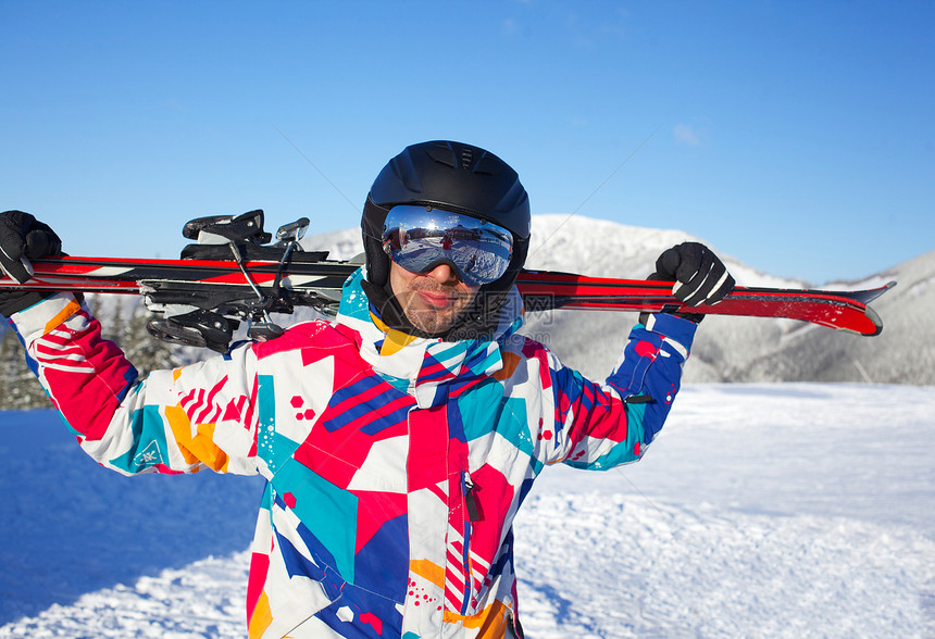 带滑雪板的男人青年头盔风镜背光娱乐粉末滑雪者男生越野运动员图片