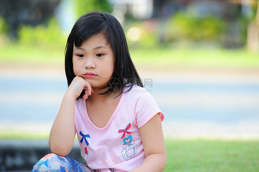 女孩思考情绪特征性格小女孩黑发天堂预测感觉孩子思维图片